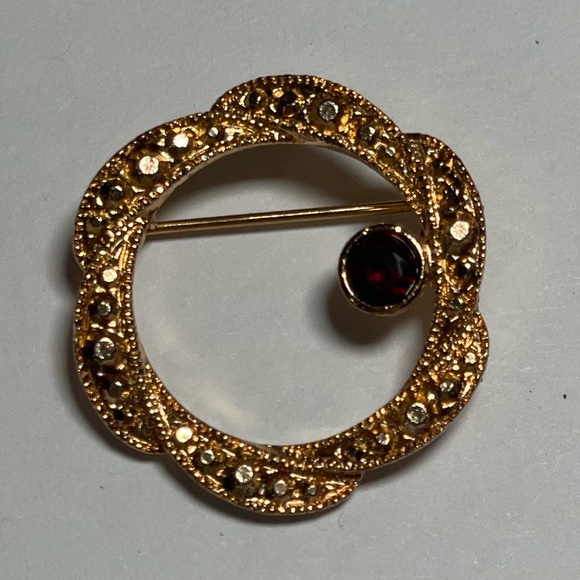 gold tone textured round brooch pin garnet rhinestone - Picture 2 of 4